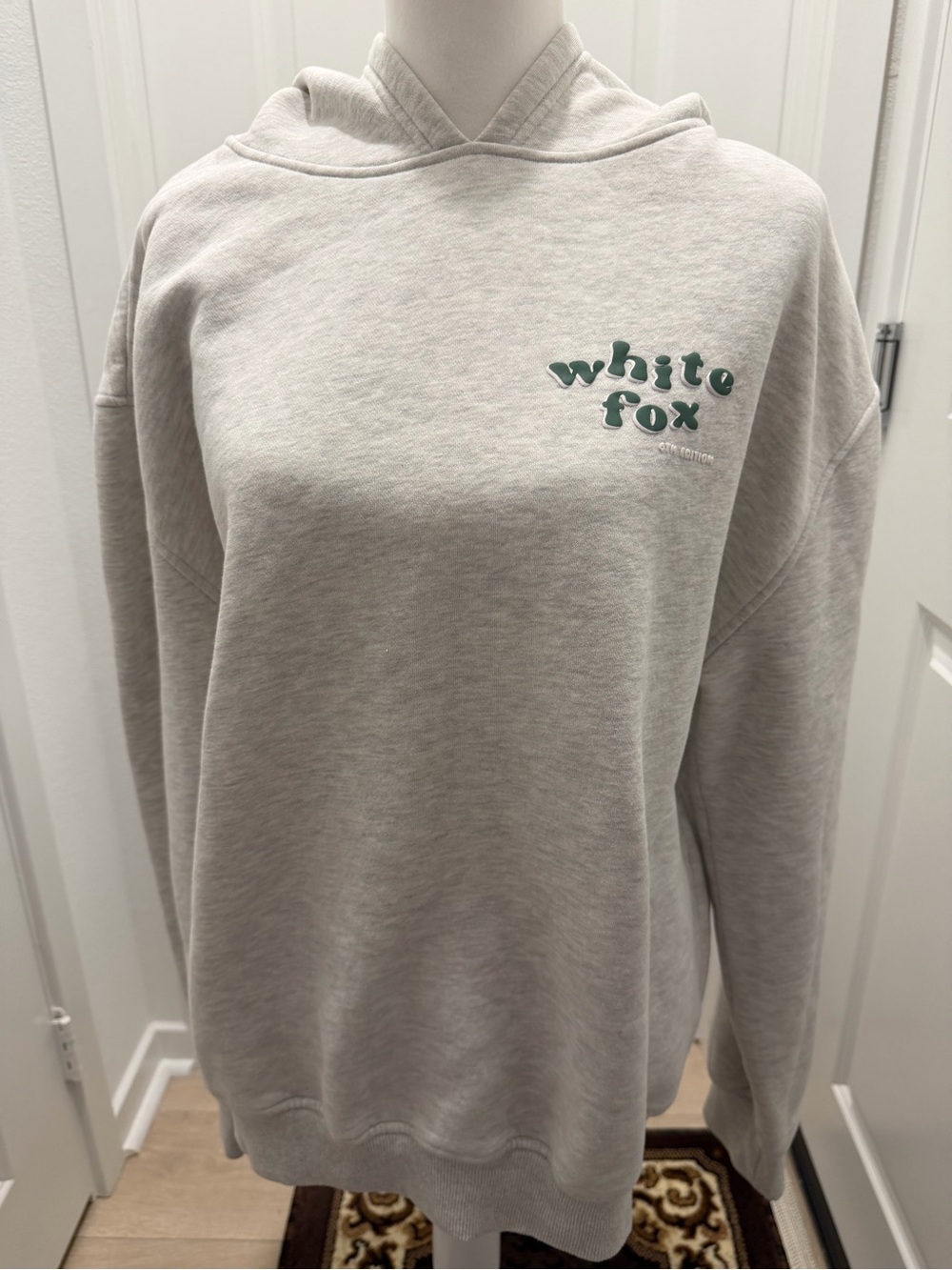 White Fox 4th Edition Oversized Hoodie Gray Graphic Fleece Women’s M/L